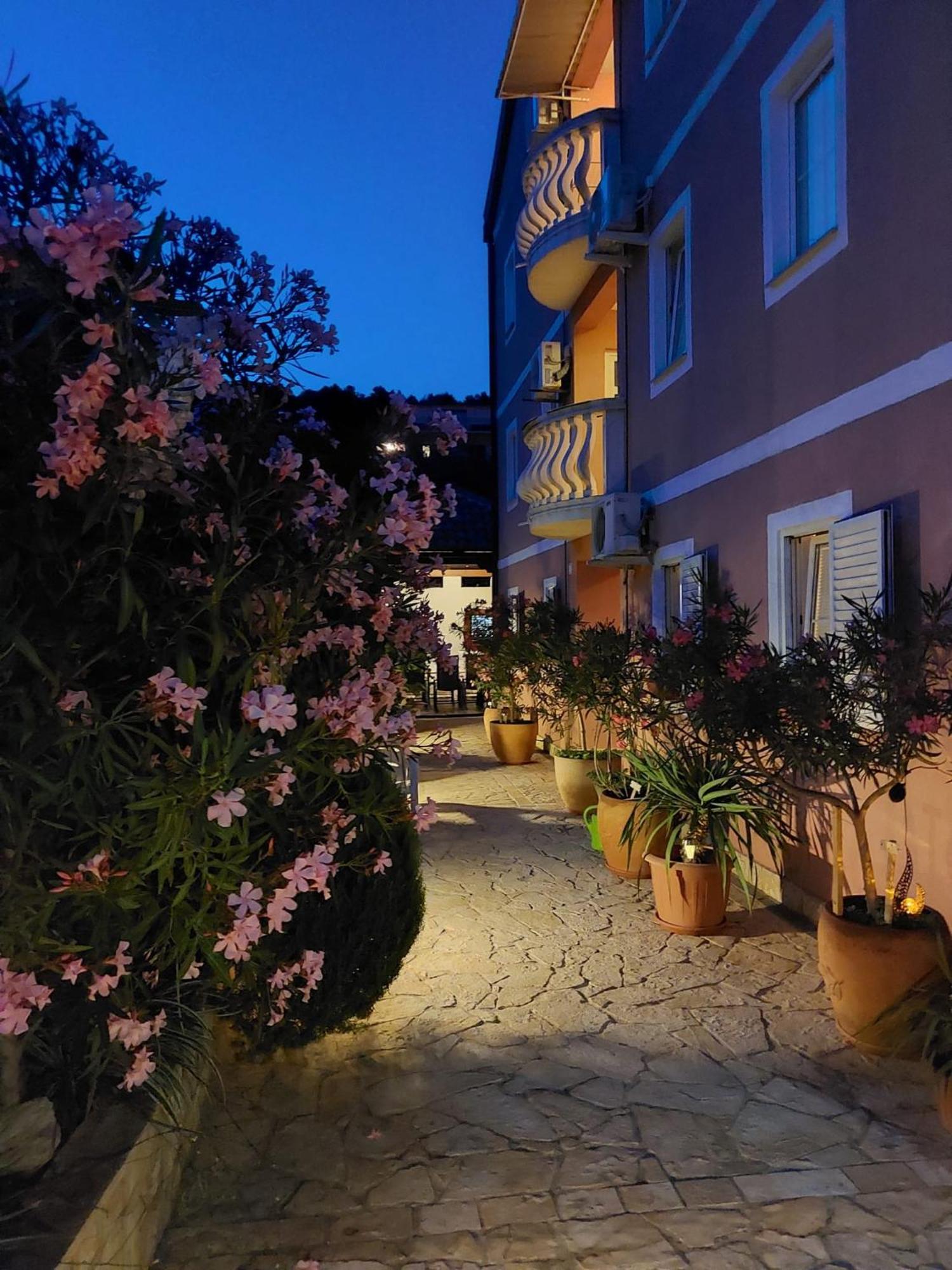 Apartments Ljubo Stari Grad  Exteriör bild